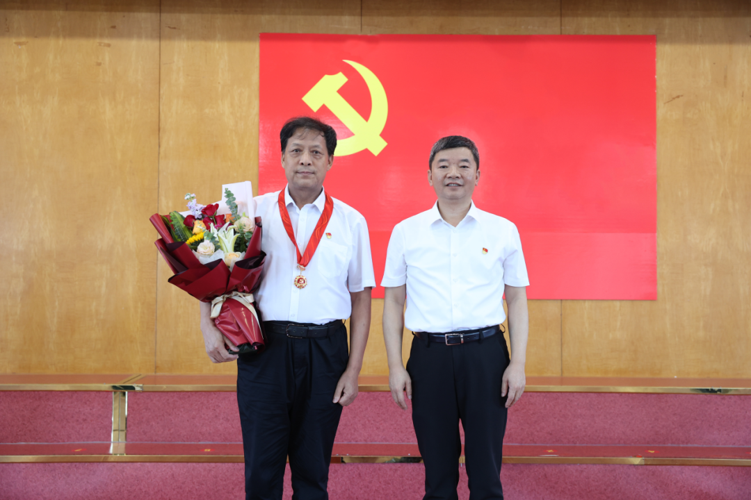 我校罗桂江同志获“光荣在党50年”纪念章